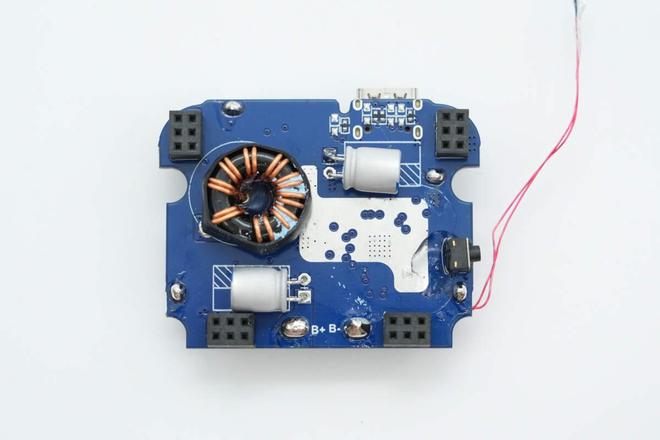 SOC方案绿联100W大功率快充移动电源拆解冰球突破游戏网站内置智融科技SW6301(图6)