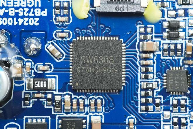 SOC方案绿联100W大功率快充移动电源拆解冰球突破游戏网站内置智融科技SW6301(图4)